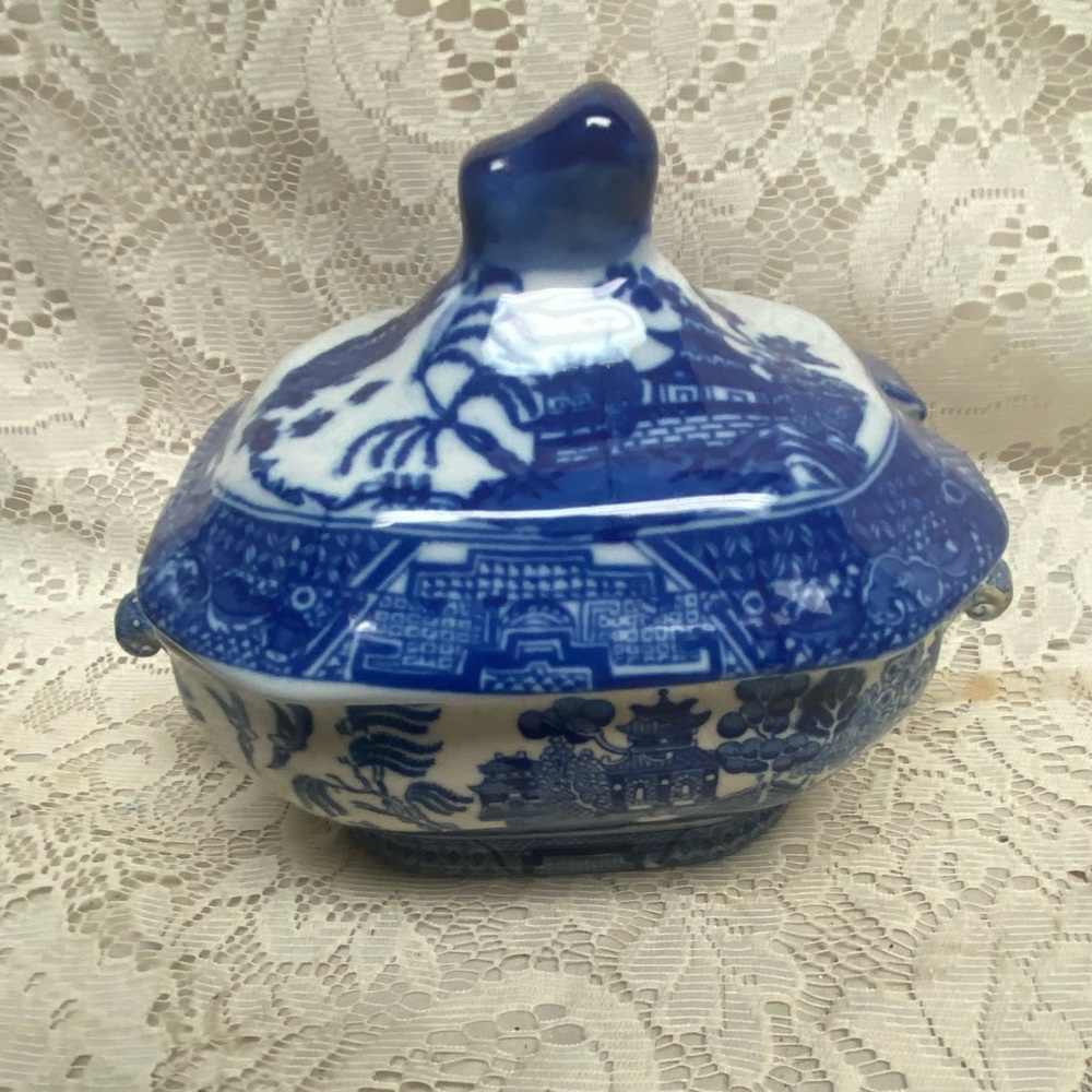 Variant Blue Willow  Ironstone Small Tureen or Gravy with Li8inL x 6inW x 5.5inH